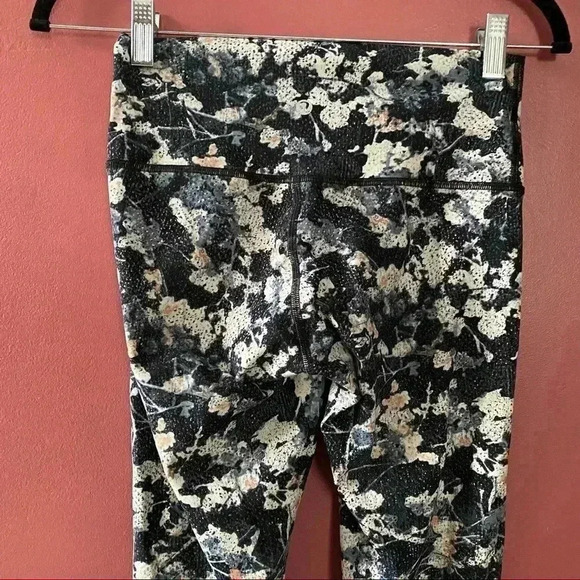 Lululemon Wunder Under HR - Picture 7 of 10